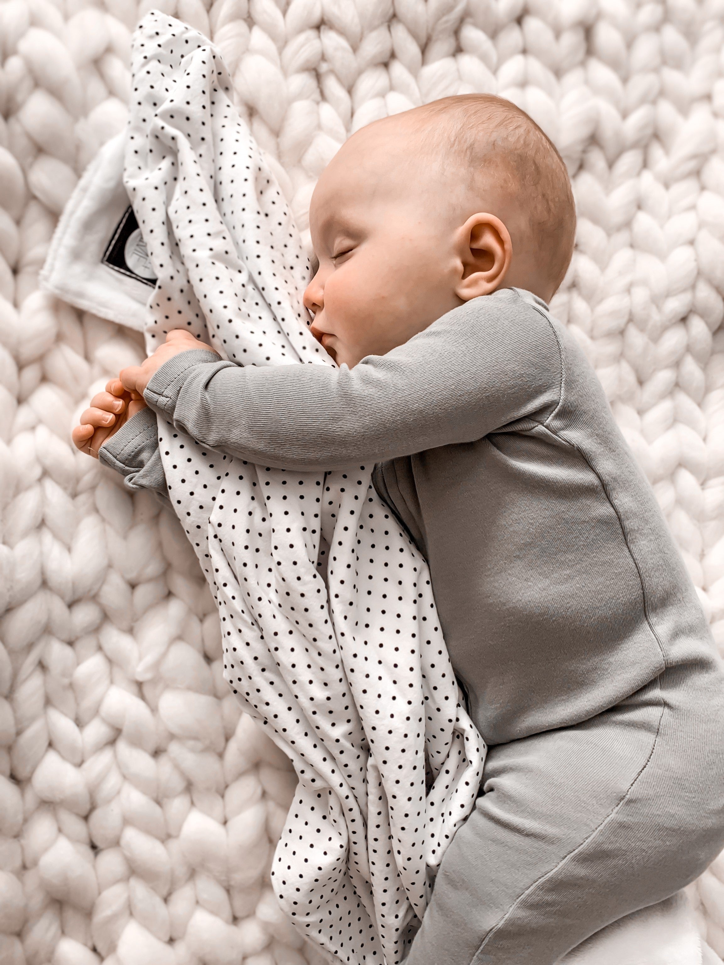 Dot Crib Blanket - Black and White - Olli+Lime